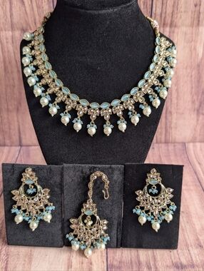 Kundan Sky blue and gold palette Set Includes (Necklace, Earrings & Maang Tikka)